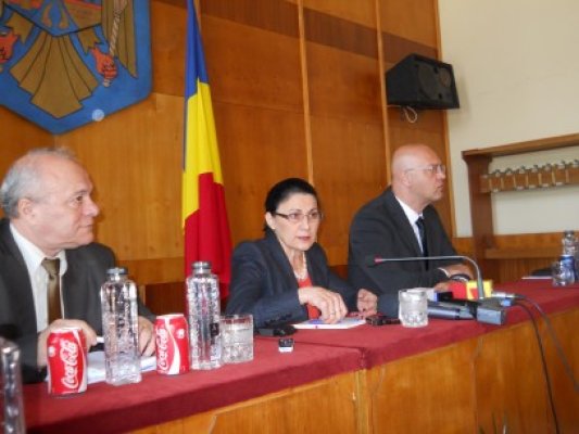 Ministrul Educaţiei către Răducu Popescu, referitor la învăţătoarea-proxenet: Să luaţi o decizie să rămână în istoria Inspectoratului